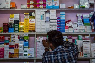 緬甸醫療體系面臨雙重挑戰 醫生課稅與藥品短缺